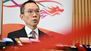 홍콩 정부, 생수 구매 논란 후 전 조달국장에 수여된 훈장 철회